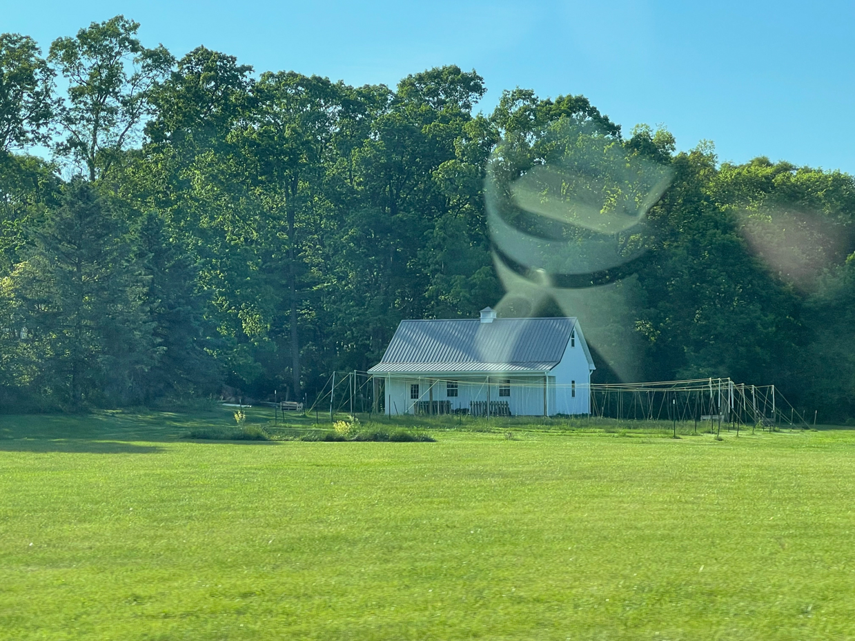 farmhouse-with-clothesline