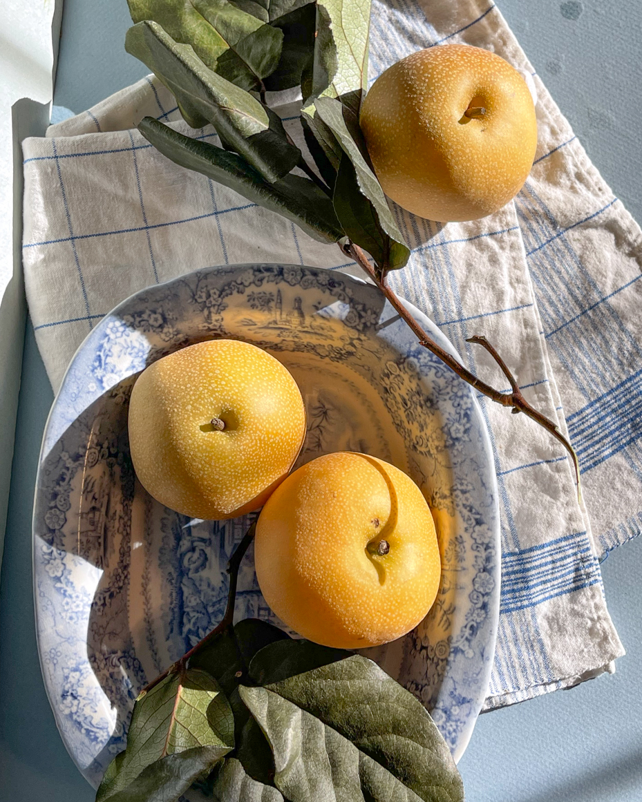 flat-lay-asian-pears-with-leaves