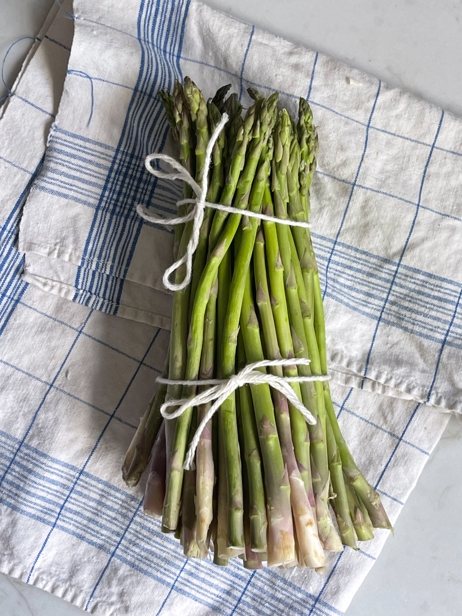 asparagus-on-towel