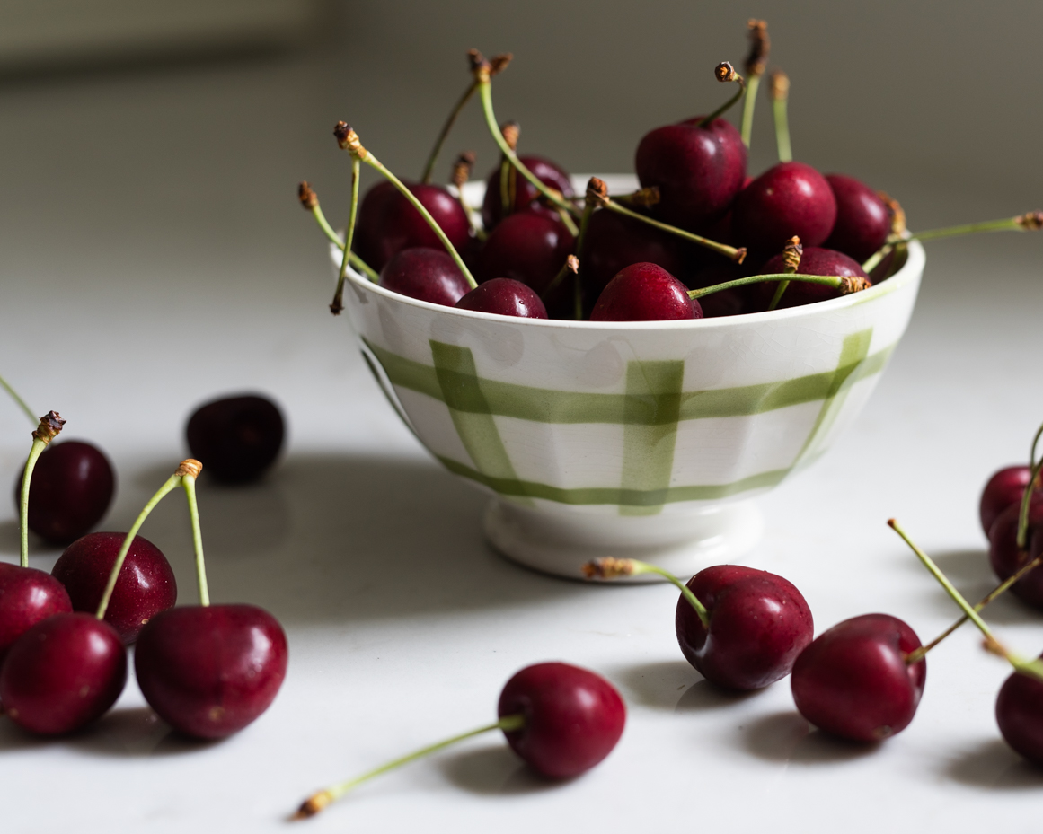 close-up-cherries-in-bowl