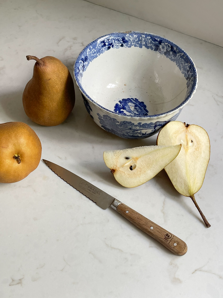 close-up-pear-and-pear-slices-knife-and-bowl