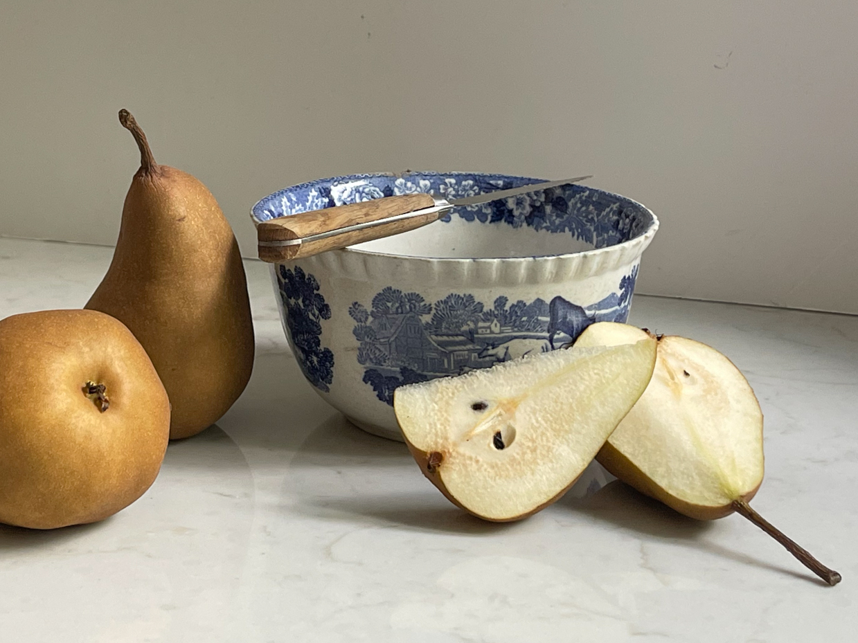 close-up-pear-and-pear-slices