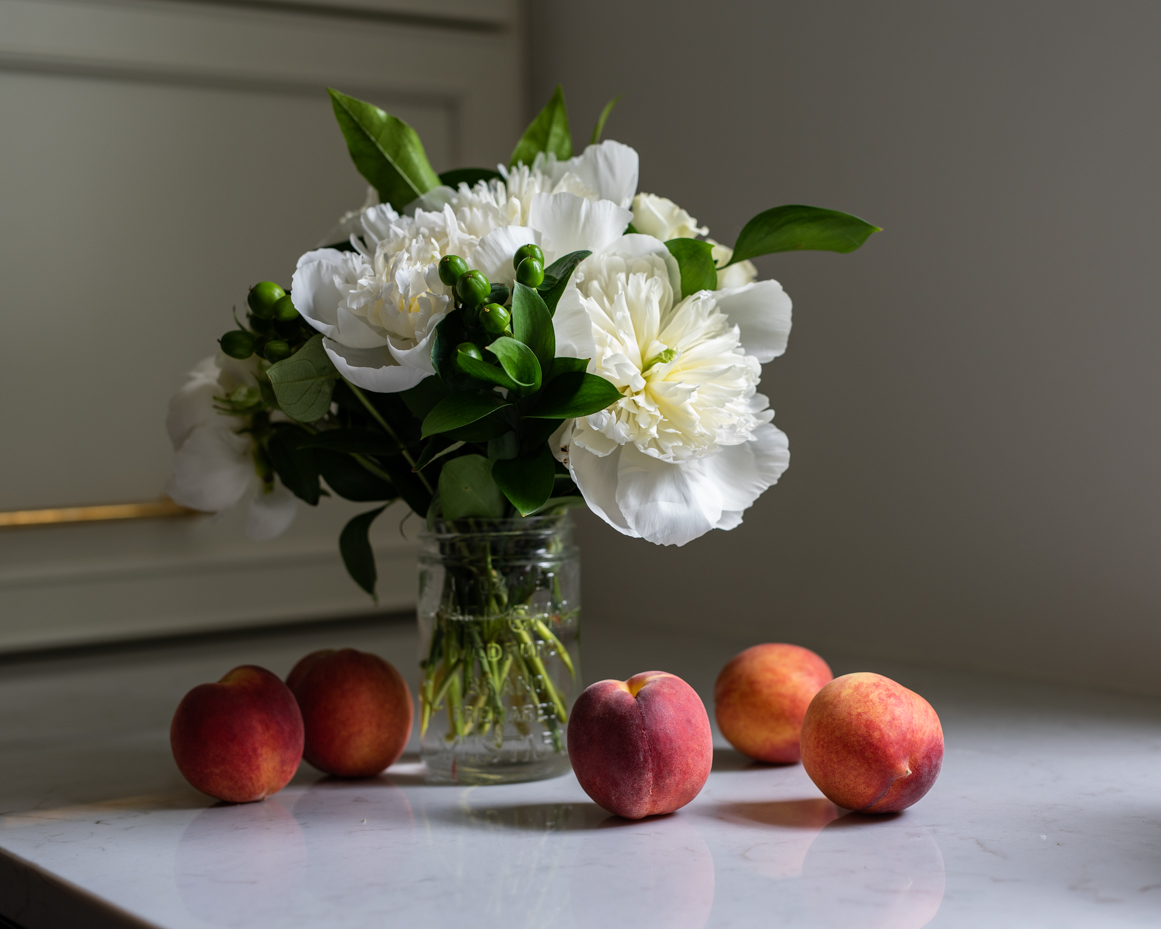 flowers-in-vase-with-peaches