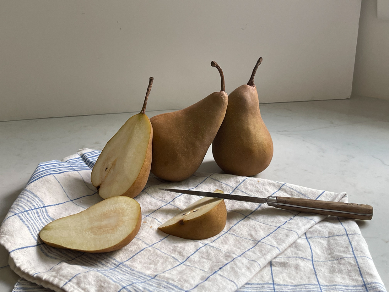 two-pears-and-two-slices-with-knife