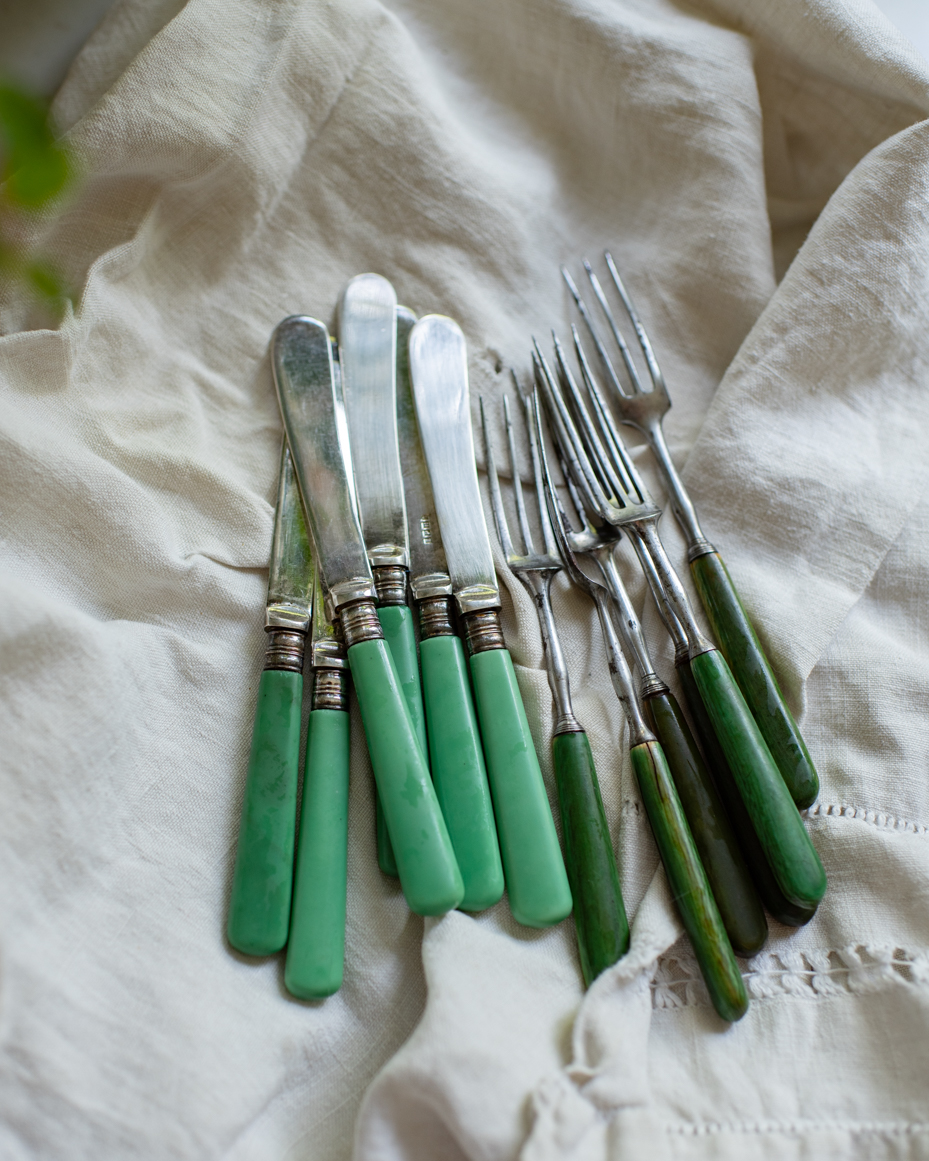 knife-and-fork-set-on-towel