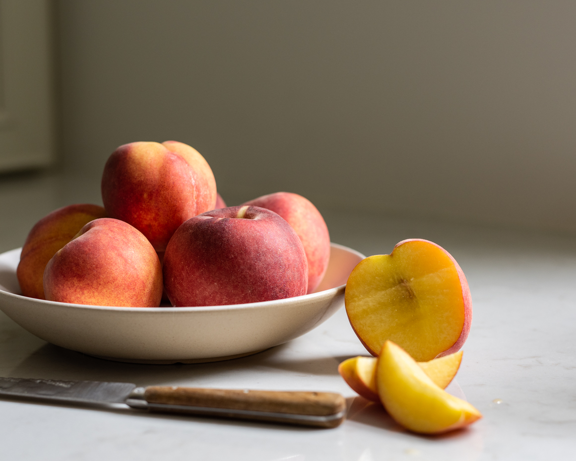 peaches-in-a-zbowl-with-slices-peaches