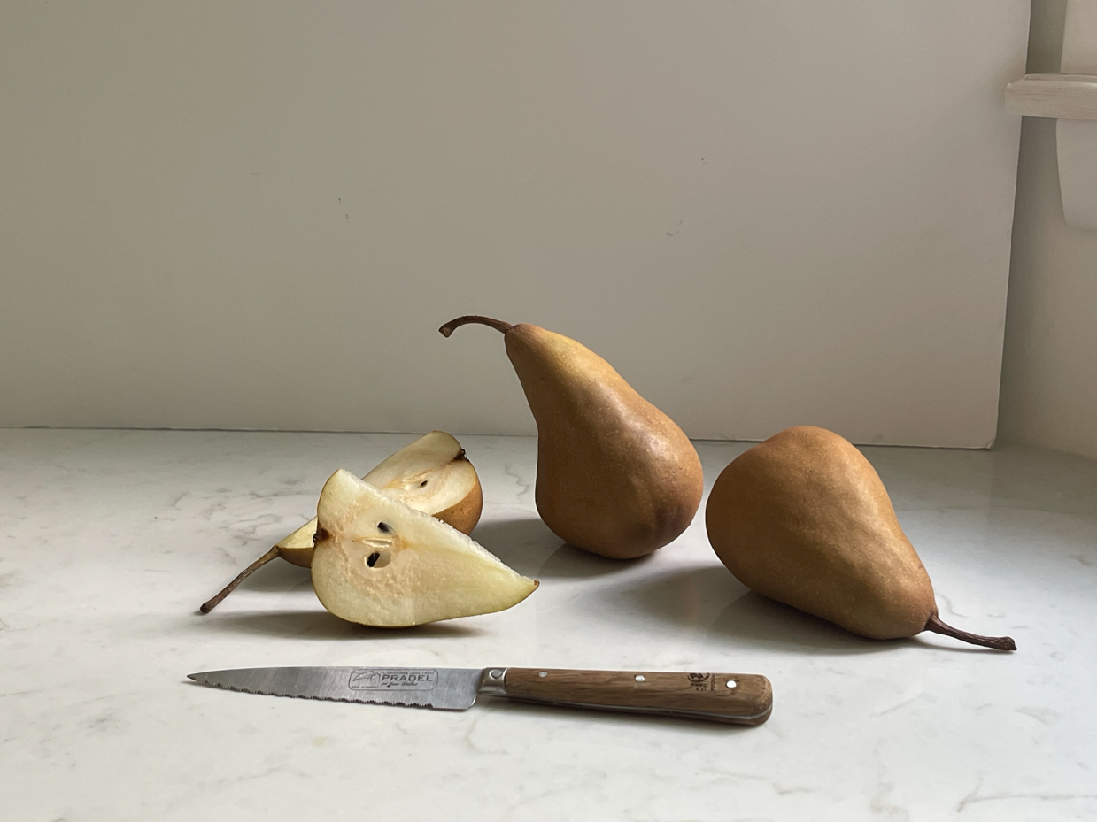 pear-and-pear-slices-with-knife