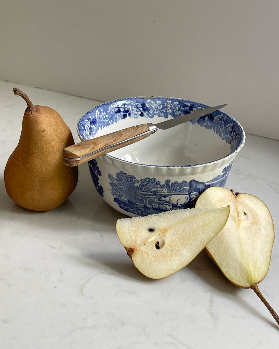 pear-slices-with-knife-and-bowl