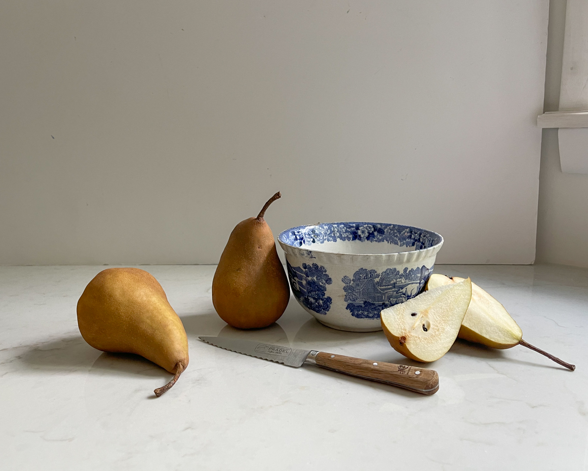 pears-and-pear-slices-next-to-bowl