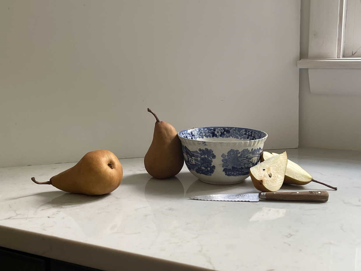 pears-with-knife-and-bowl-sliced-pear