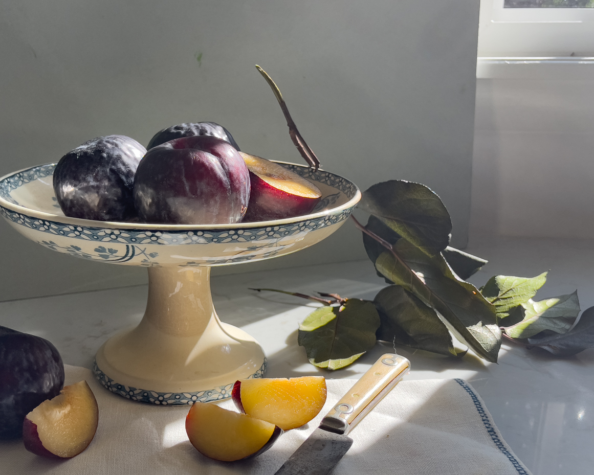 plums-and-plum-slices-on-pedestal