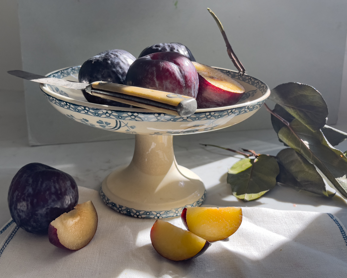 plums-and-plum-slices-on-pedestal