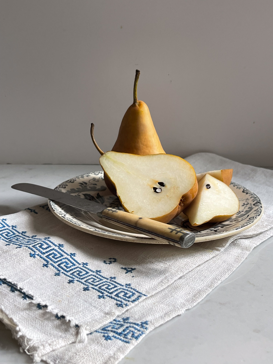 pears-on-plate-with-knife-with-napkin