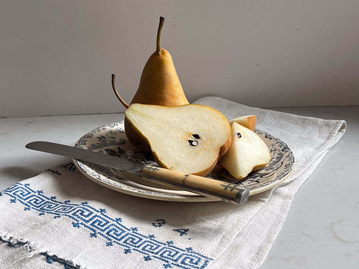 pears-on-plate-with-knife