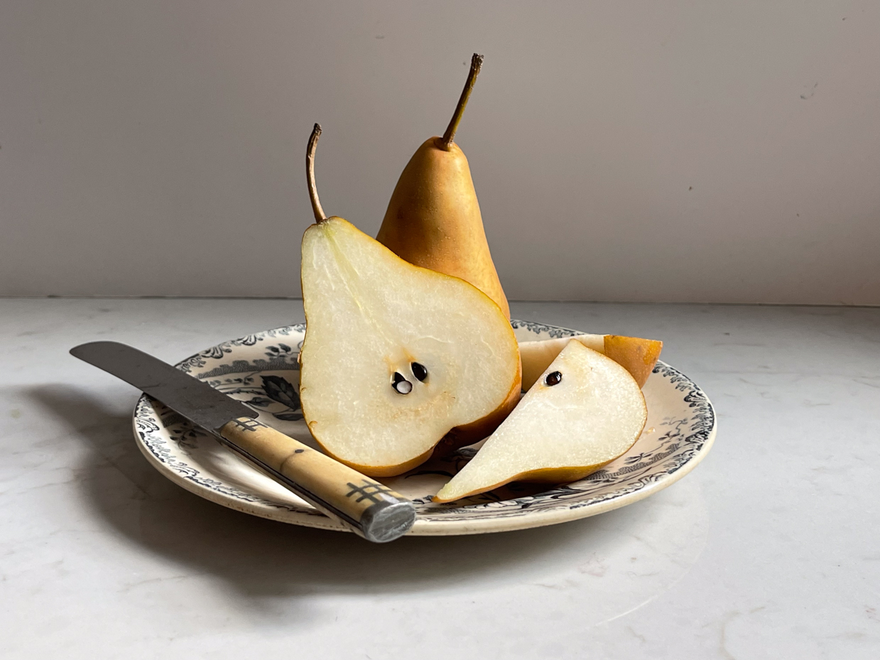 pears-on-plate-with-knife