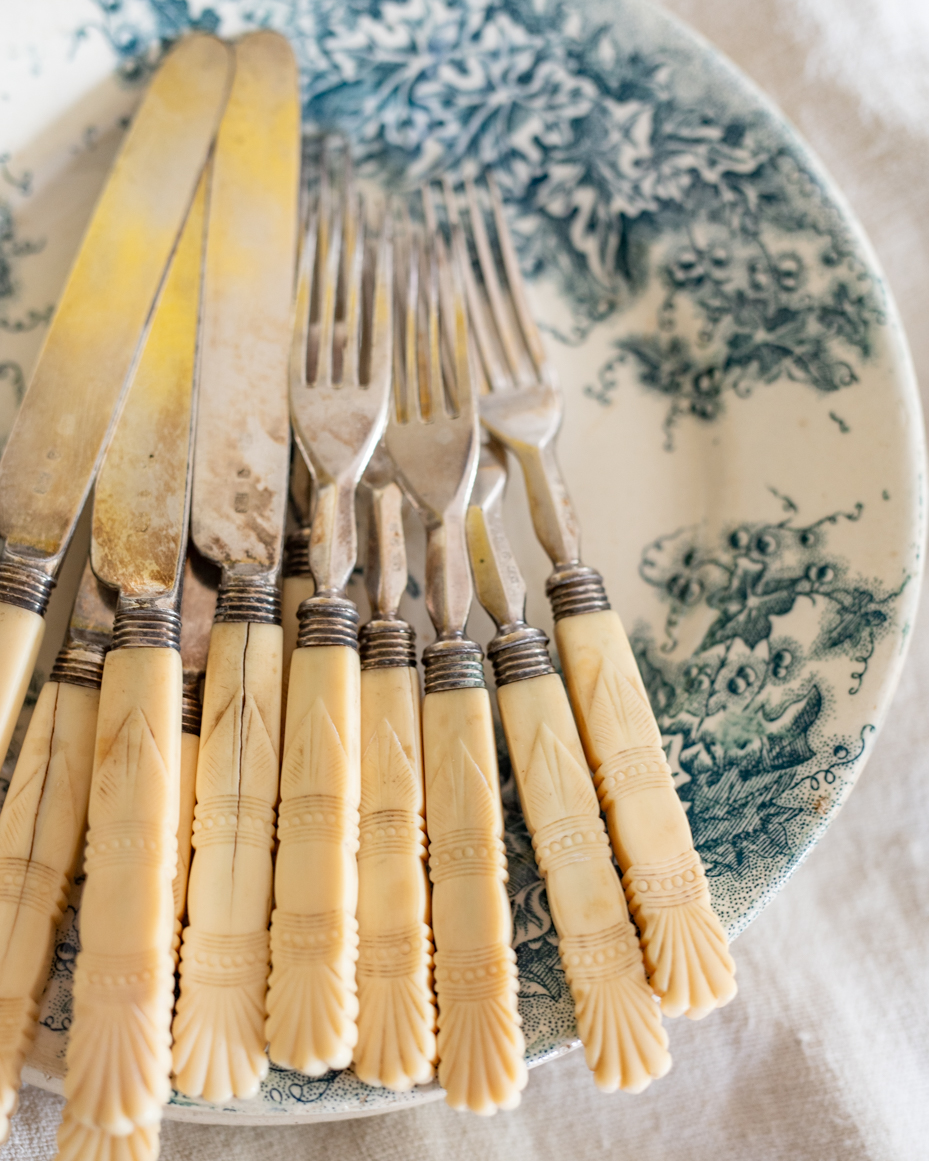 silverware-on-plate