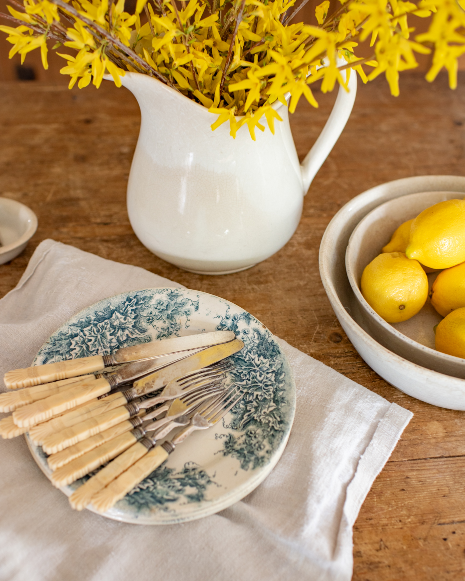 table-setting-with-lemons-and-yellow-flowers