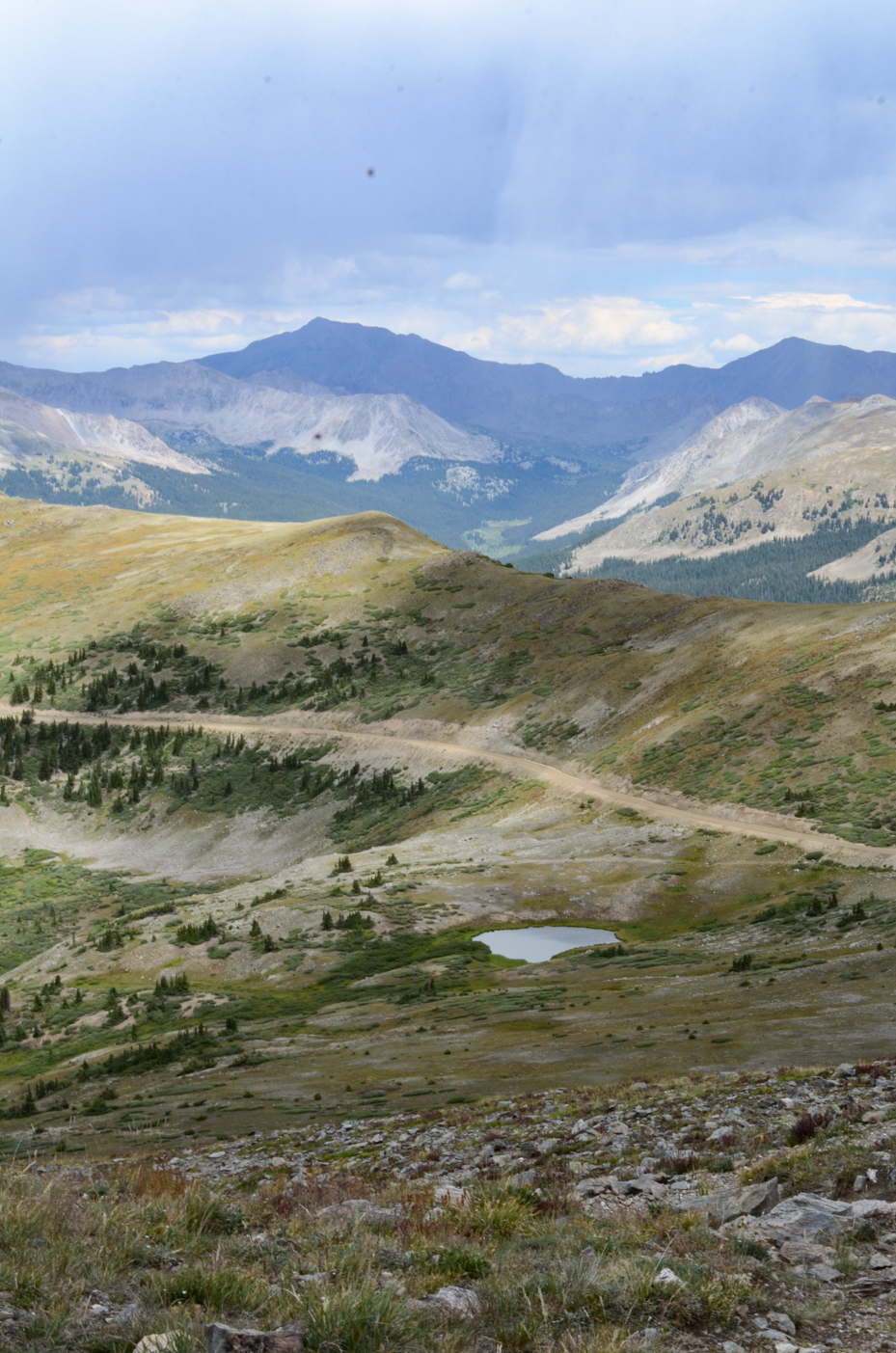 mountain-road-alpine-lake-view-colorado