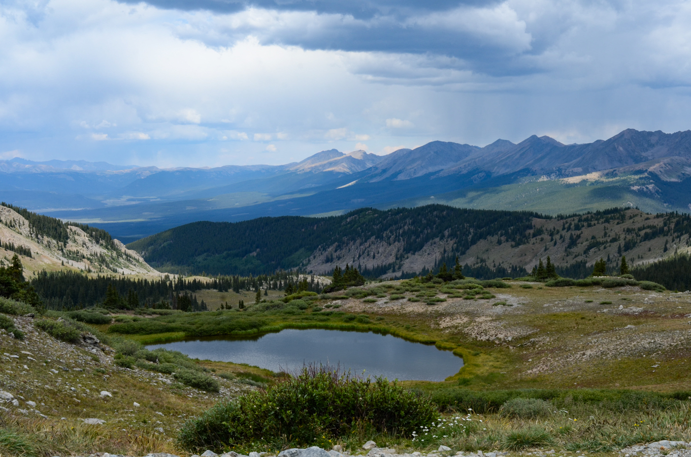 mountain-view-overlooking-alpine-lake-colorado