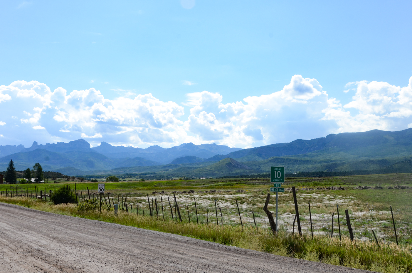 scenic-colorado-backroad-ouray-county-road-10-with-san-juan-mountain-vista