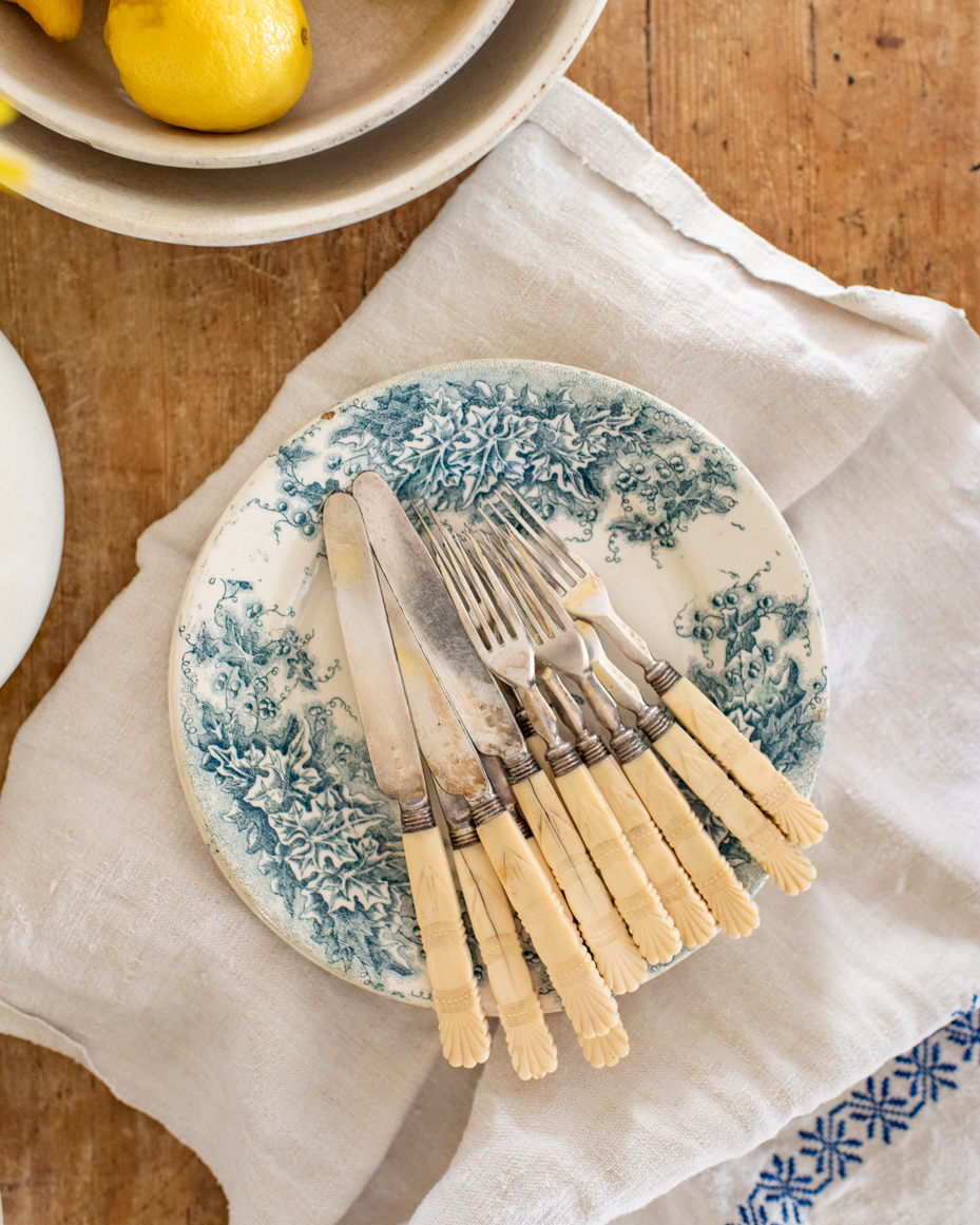 table-setting-with-silverware