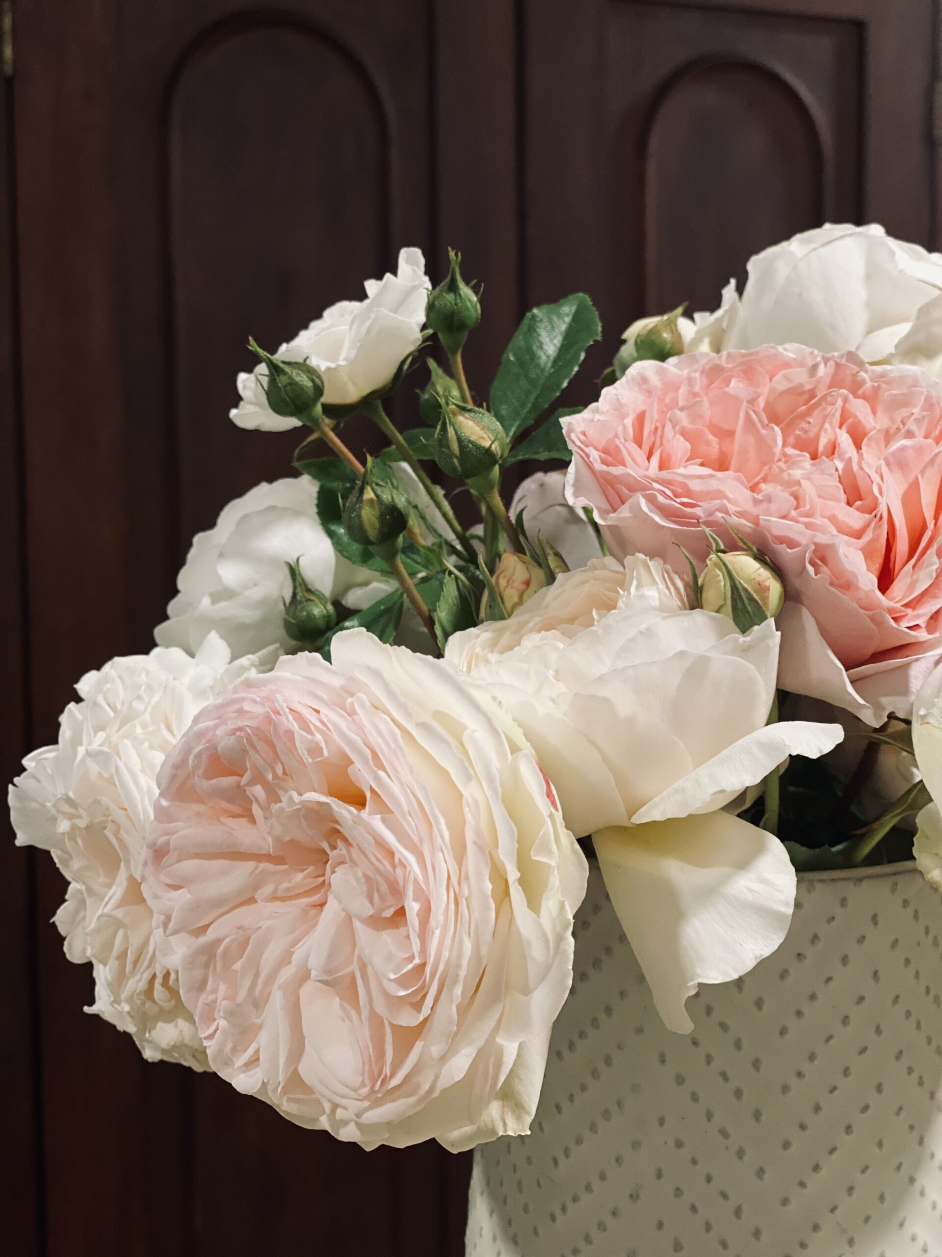 romantic-pink-and-white-rose-bouquet-in-vase