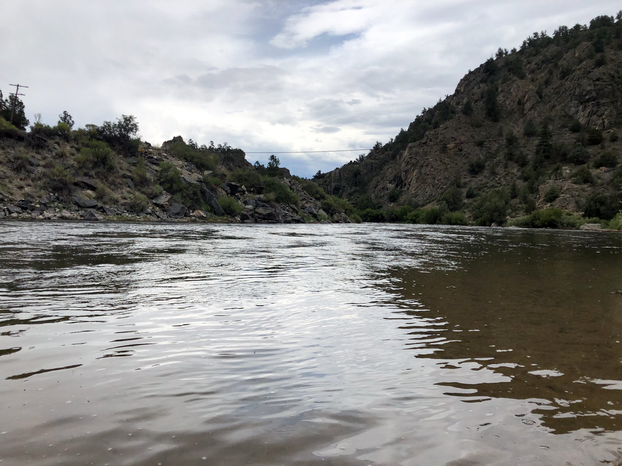 calm-river-flowing-through-rocky-hills-and-green-vegetation-under-cloudy-sky-royalty-free-nature-and-waterway-reference-photo-for-scenic-wilderness-outdoor-exploration-and-tranquil-landscapes