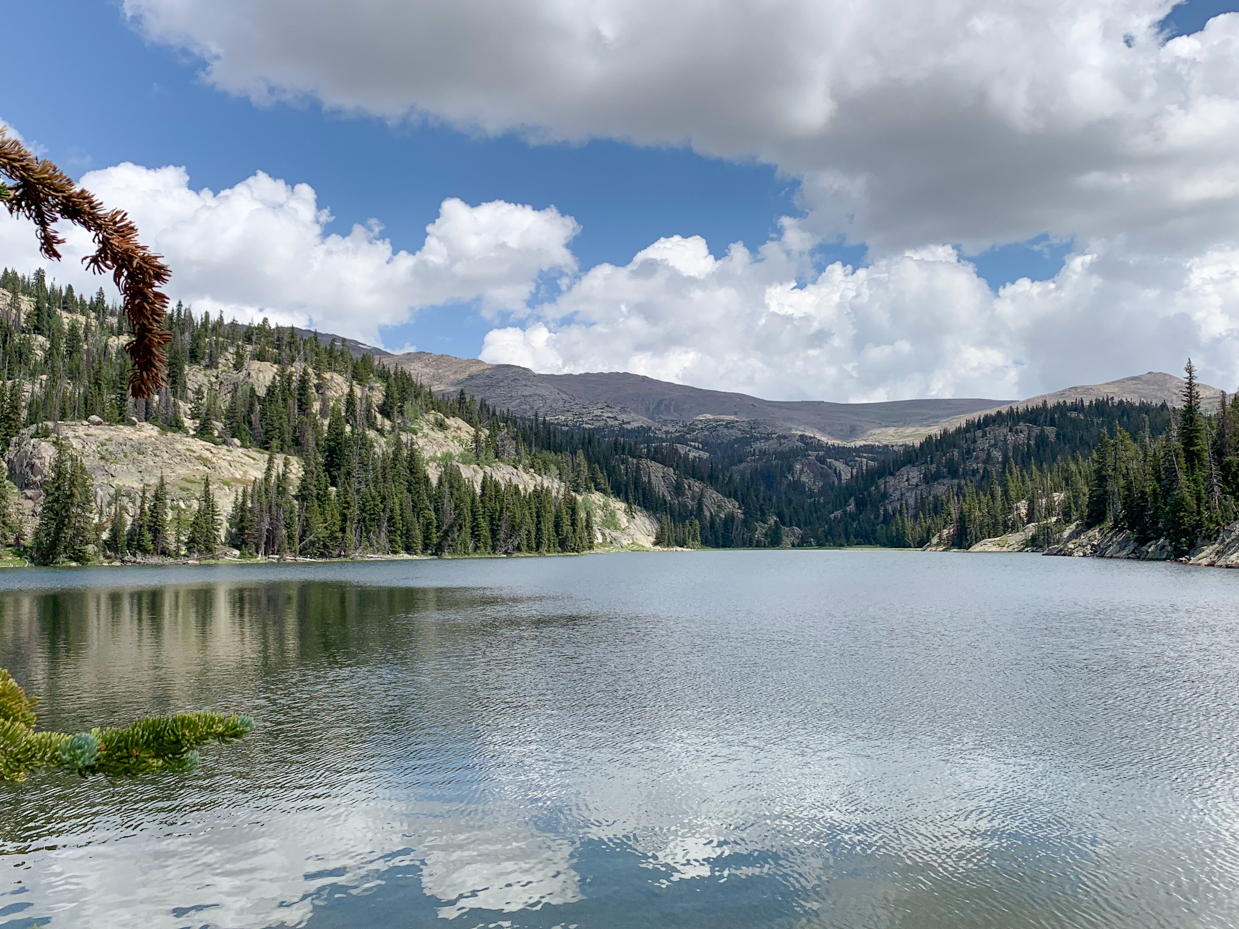 crystal-clear-mountain-lake-surrounded-by-pine-forests-and-rocky-cliffs-peaceful-alpine-scenery-for-nature-lovers-and-hikers