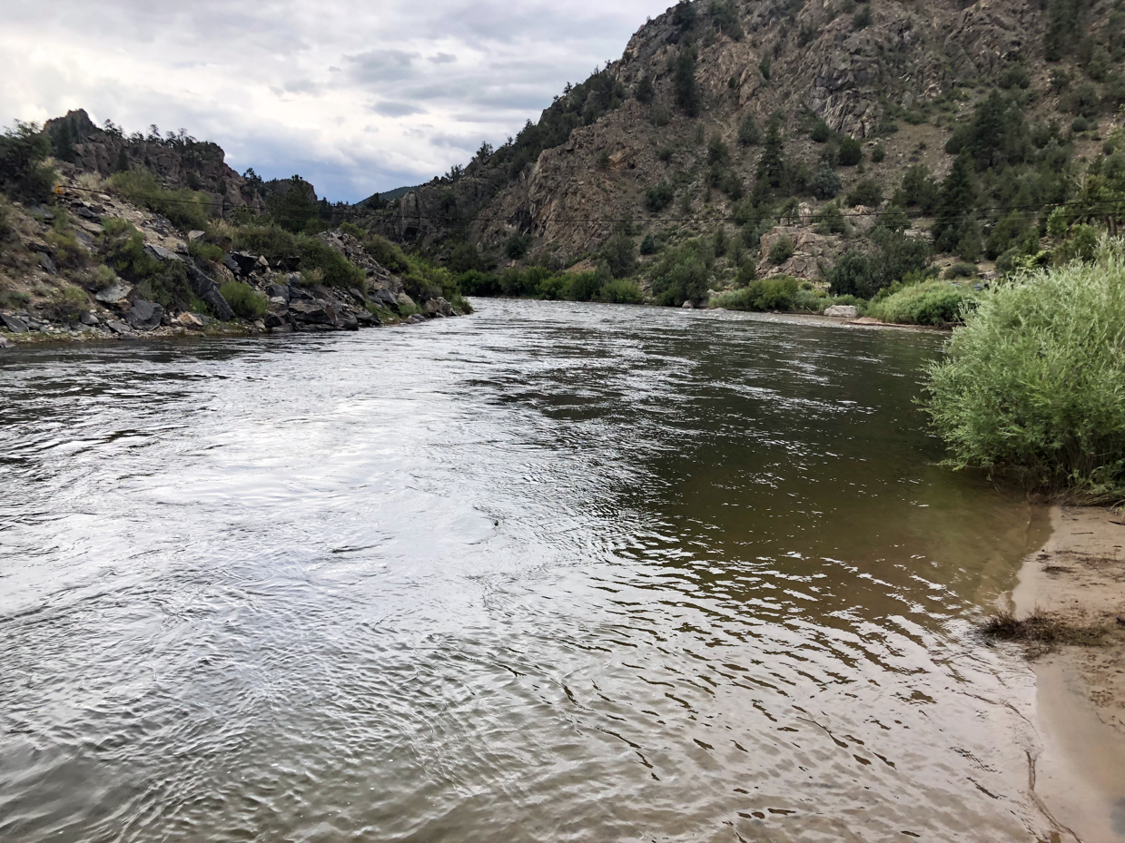 flowing-river-through-rocky-landscape-and-lush-greenery-under-overcast-sky-royalty-free-nature-and-waterway-reference-photo-for-scenic-wilderness-outdoor-adventure-and-tranquil-landscapes