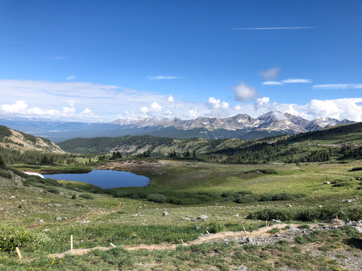 mountain-range-with-alpine-lake-and-lush-green-valley-under-clear-blue-sky-royalty-free-landscape-reference-photo-for-wilderness-scenic-views-and-nature-photography