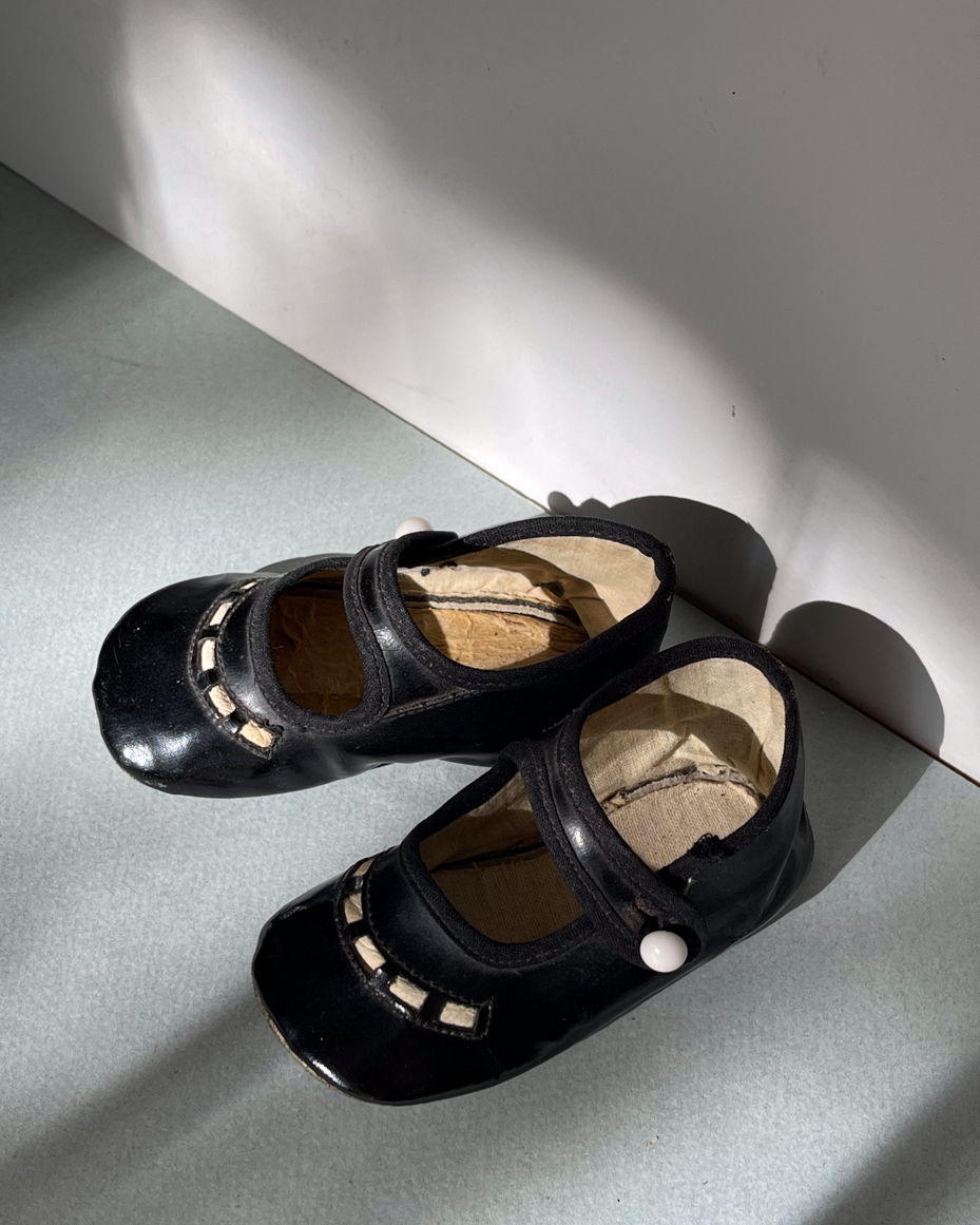 vintage-child-black-shoes-artist-reference-photos