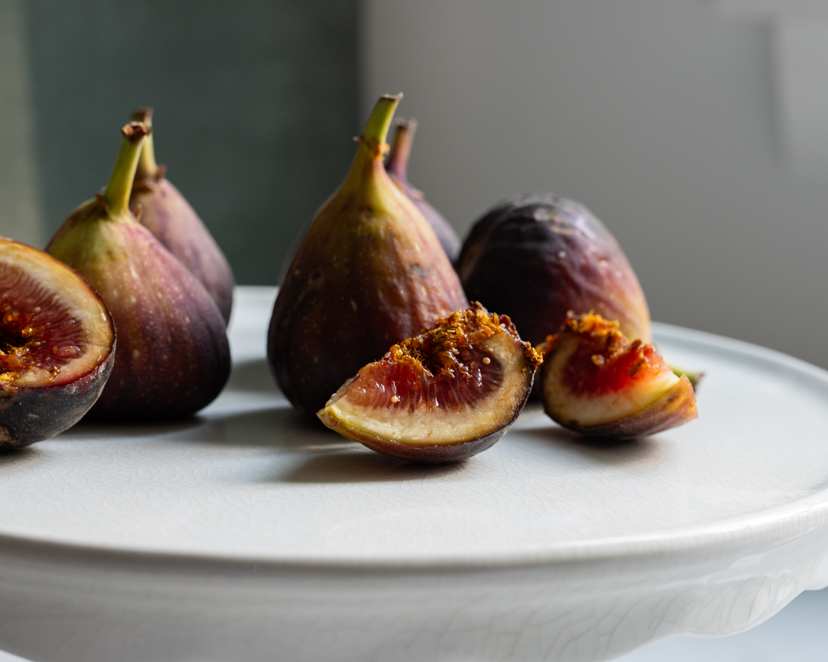 close-up-of-sliced-figs-on-plate-with-natural-light-rustic-still-life