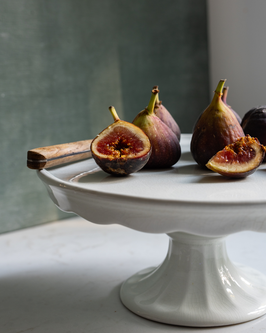 ripe-figs-on-cake-stand-with-rustic-knife-natural-light-still-life