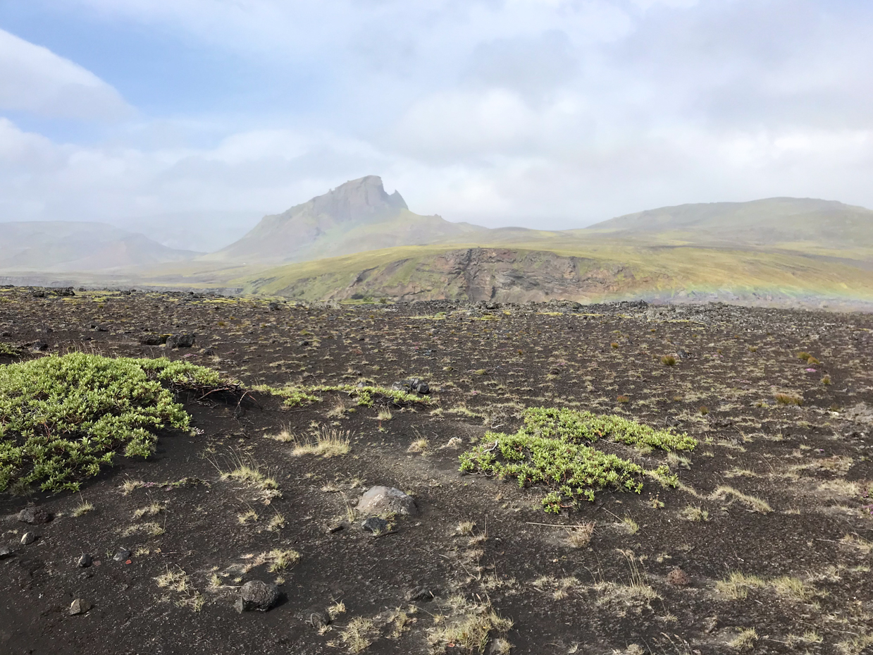 vast-icelandic-landscape-with-rocky-terrain-and-distant-mountains