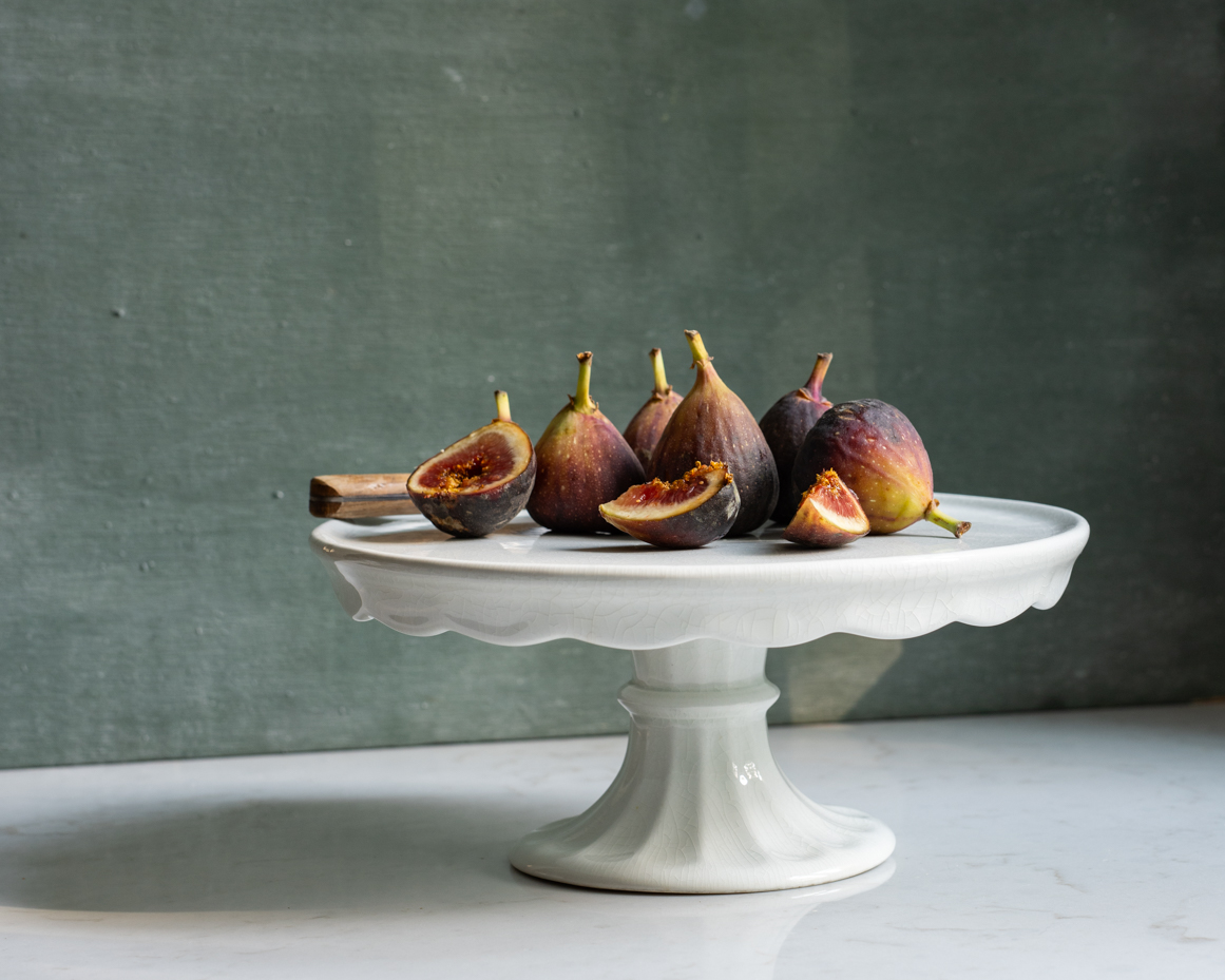 fresh-figs-on-elegant-cake-stand-with-rustic-knife-natural-light-still-life