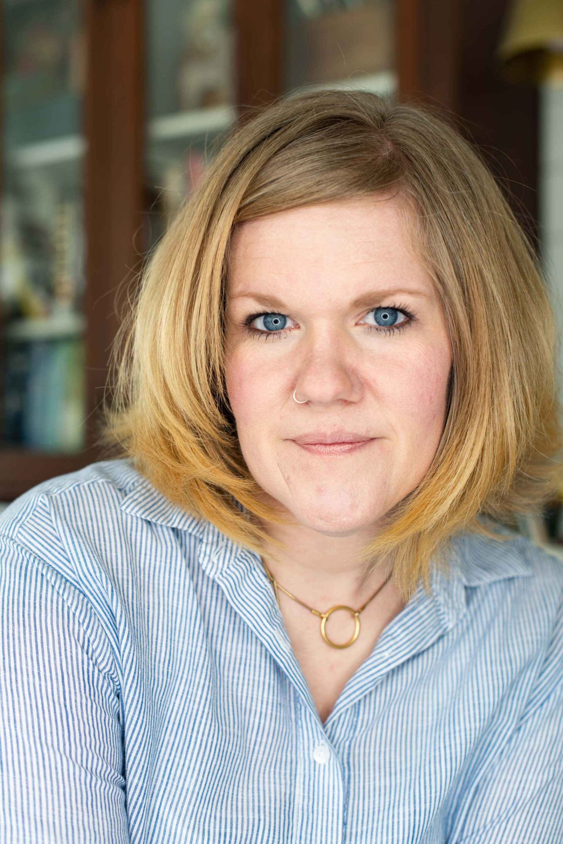 professional-portrait-of-woman-with-blue-eyes-and-blonde-hair-indoor-photography