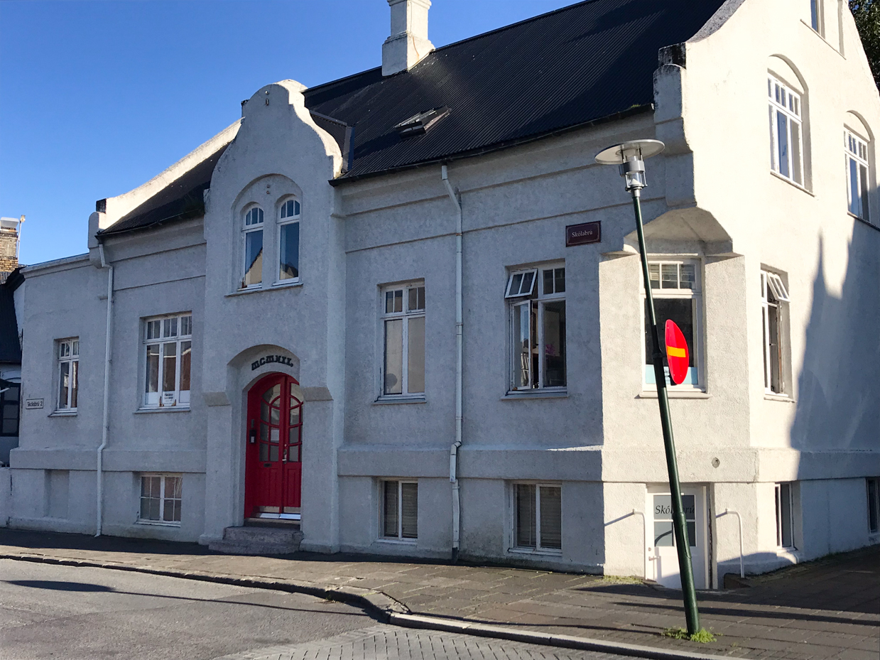 charming-historic-building-with-red-door-in-reykjavik-unique-icelandic-architecture