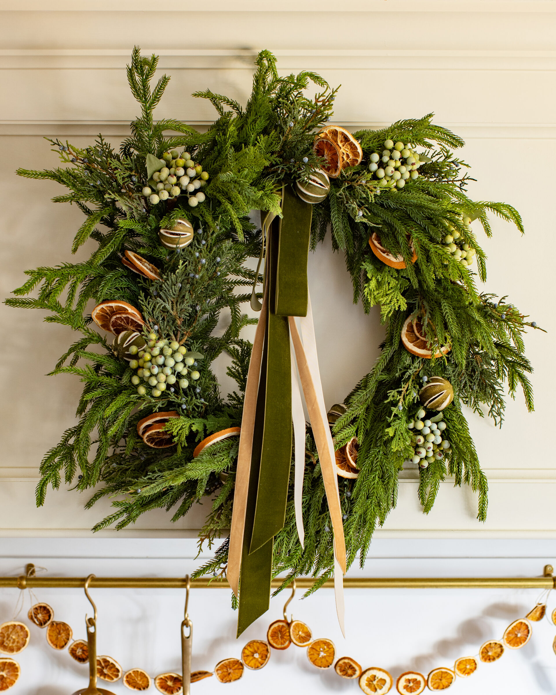 elegant-christmas-wreath-with-greenery-dried-oranges-and-velvet-ribbon-decor