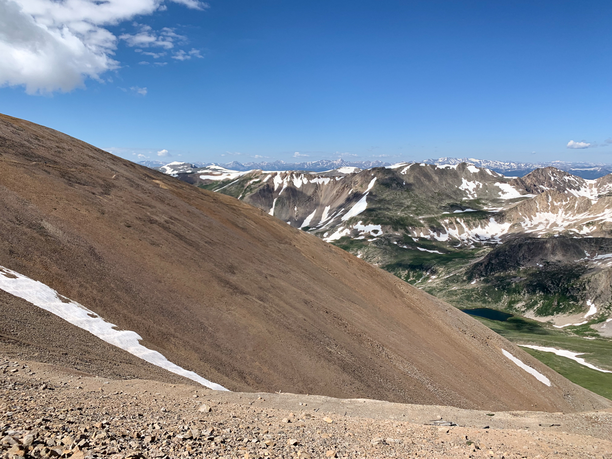 expansive-snow-dusted-mountain-range-with-green-valleys-breathtaking-alpine-scenery