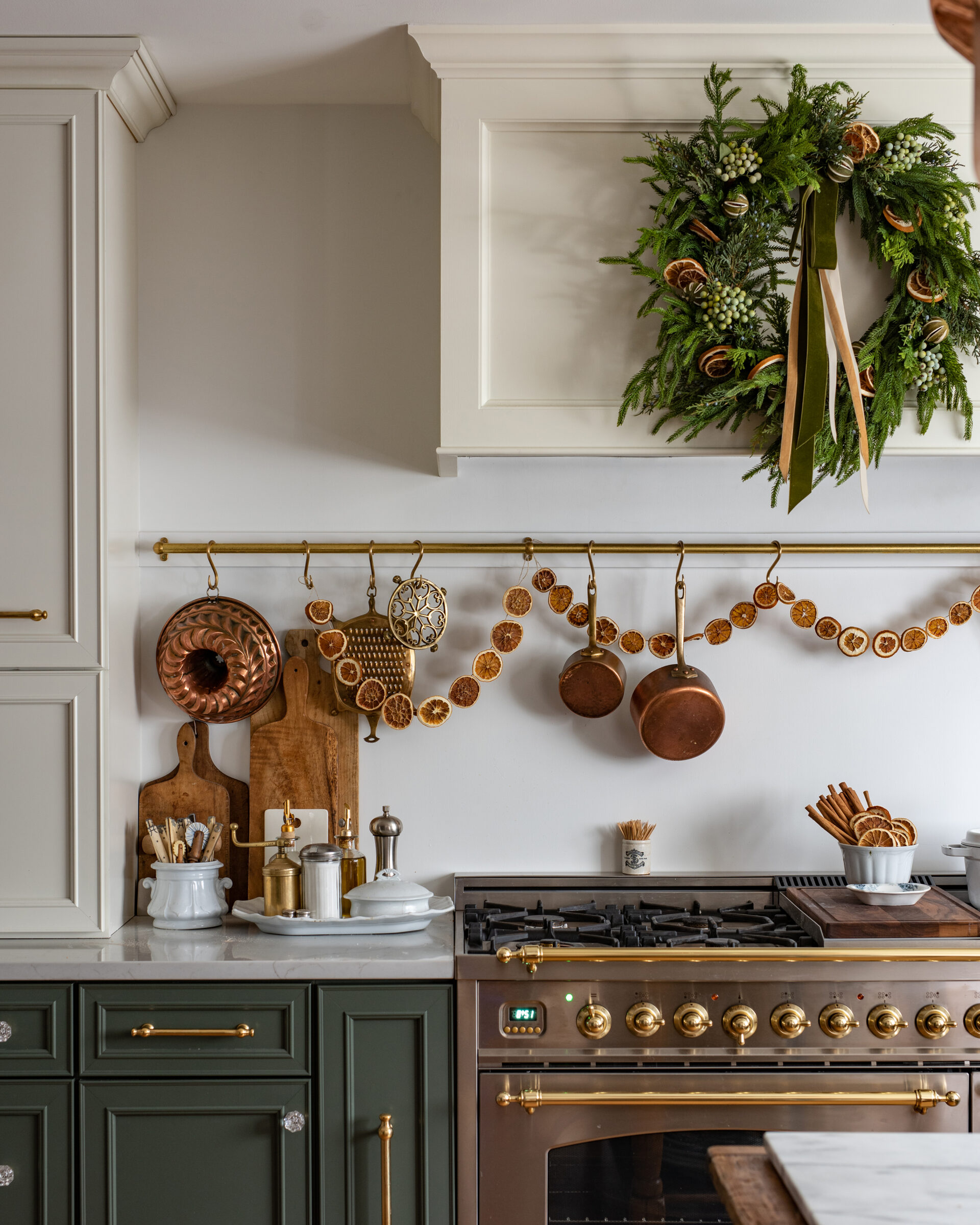 festive-christmas-kitchen-with-wreath-dried-orange-garland-and-vintage-copper-decor