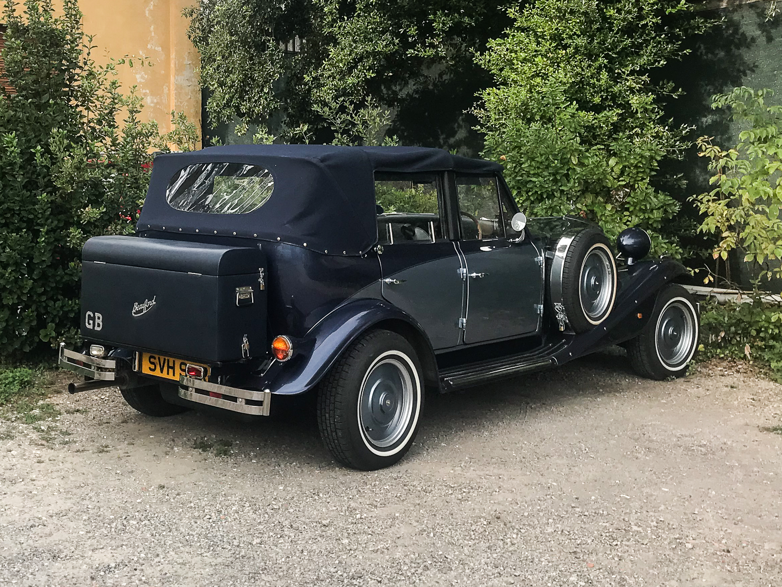 italy-tuscany-barga-antique-car