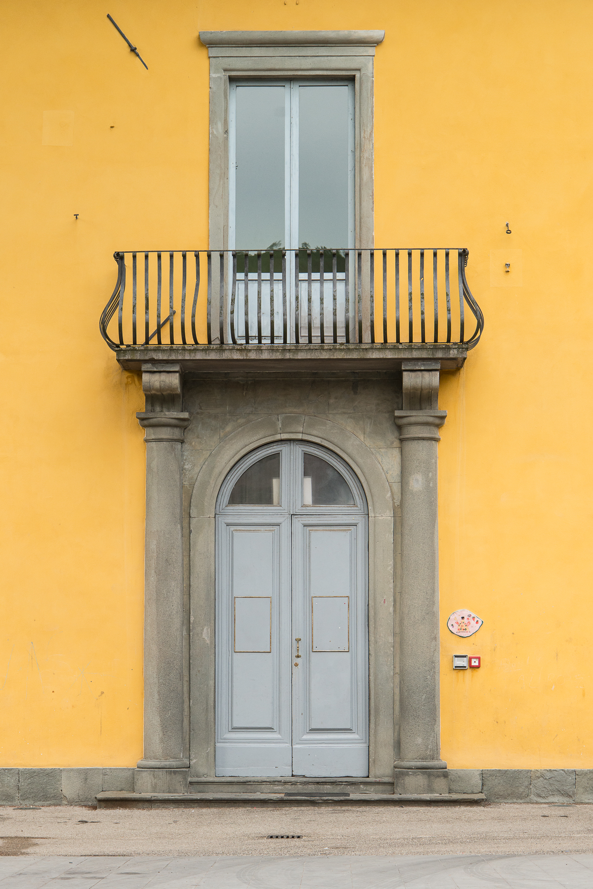 italy-tuscany-barga-town-antique-door-4