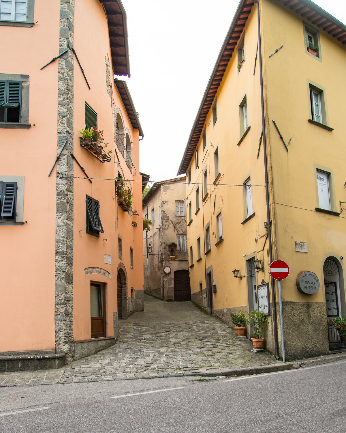 italy-tuscany-barga-town-cityscape-20