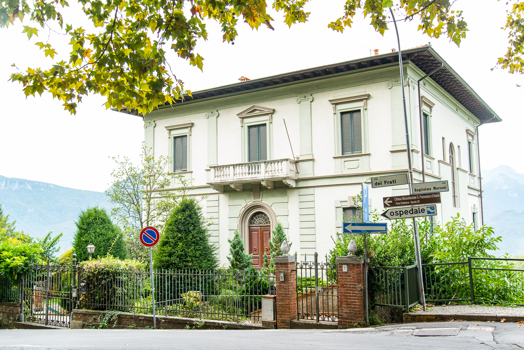 italy-tuscany-barga-town-cityscape-18