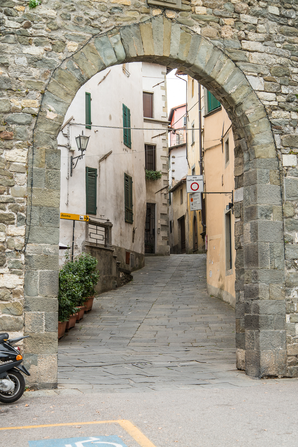 italy-tuscany-barga-town-cityscape-15