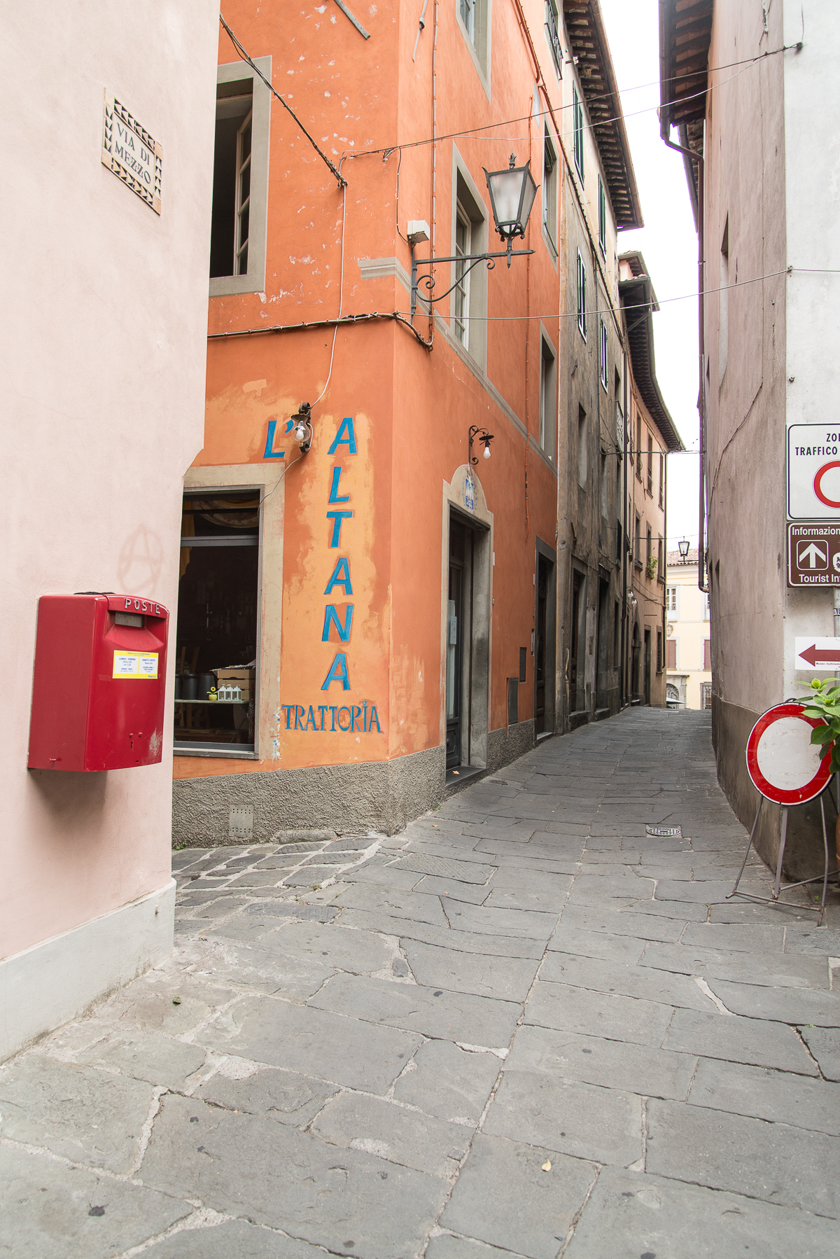 italy-tuscany-barga-town-cityscape-14