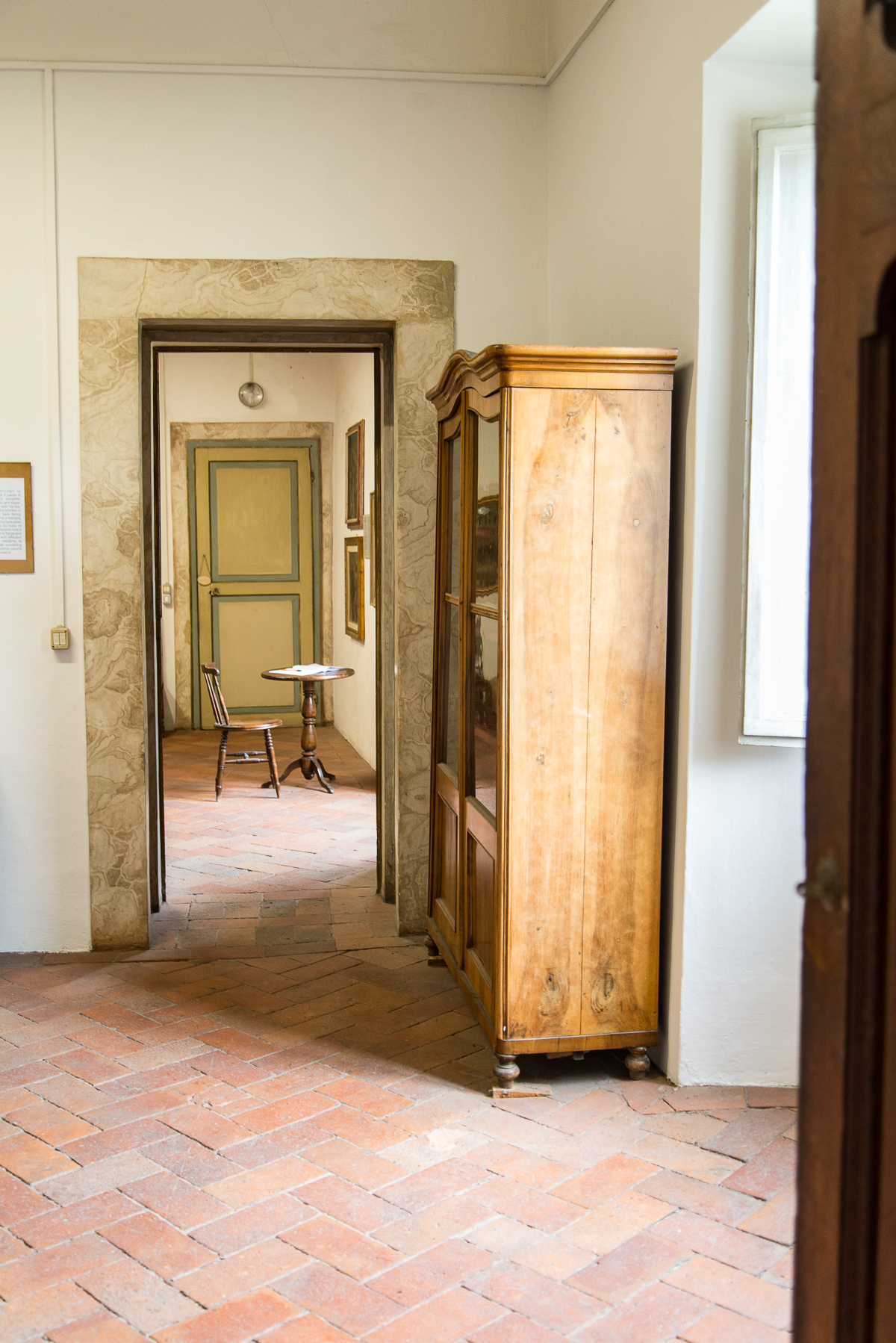 italy-tuscany-barga-interiors-antiques-4