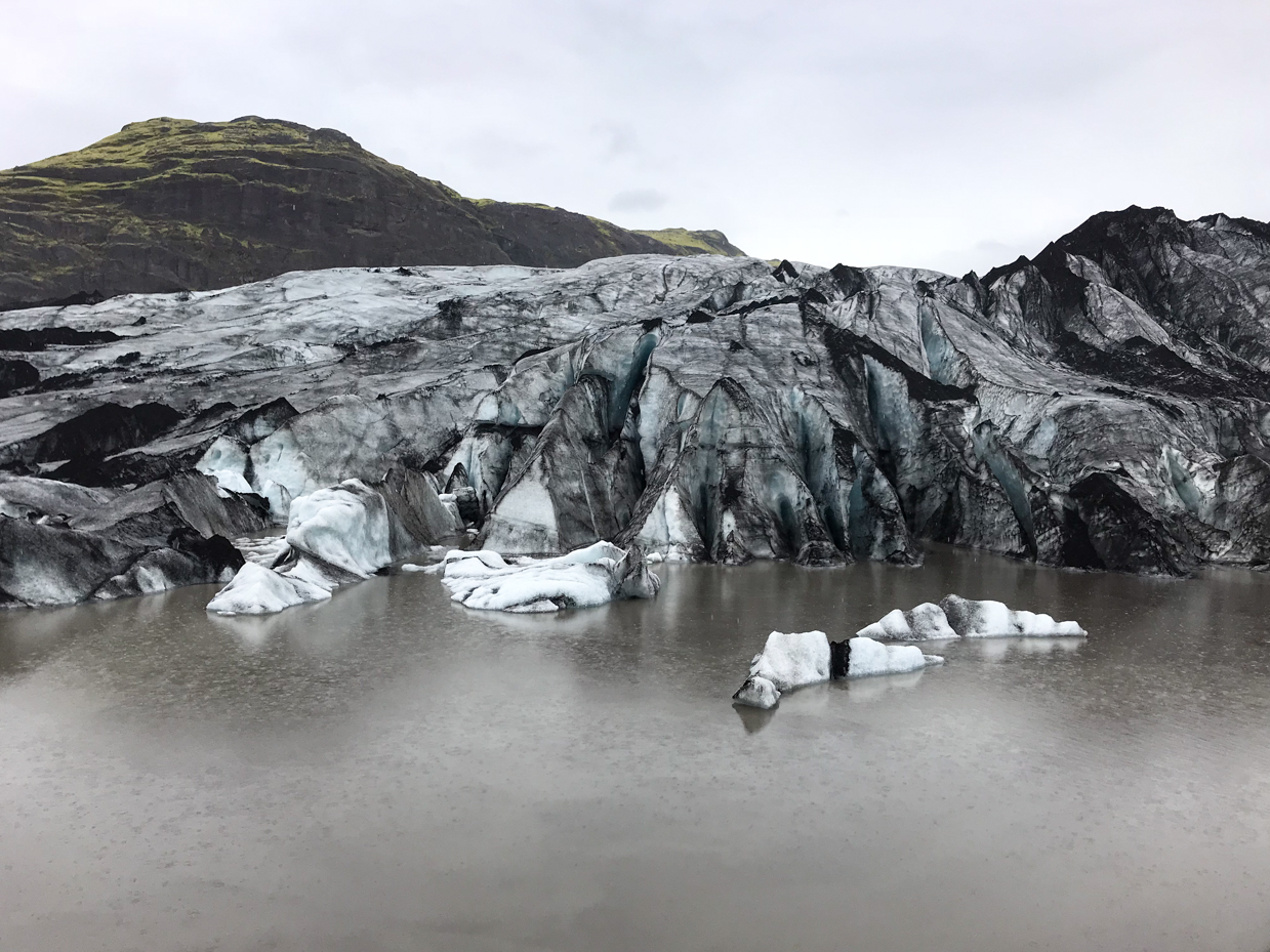 massive-glacier-with-icebergs-floating-in-a-pristine-lagoon-majestic-icelandic-glacial-scenery