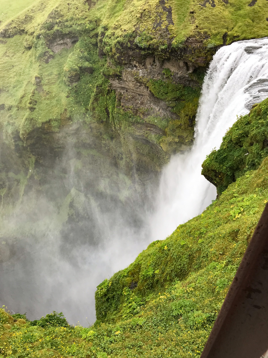 powerful-waterfall-cascading-over-lush-green-cliffs-majestic-icelandic-nature-photography