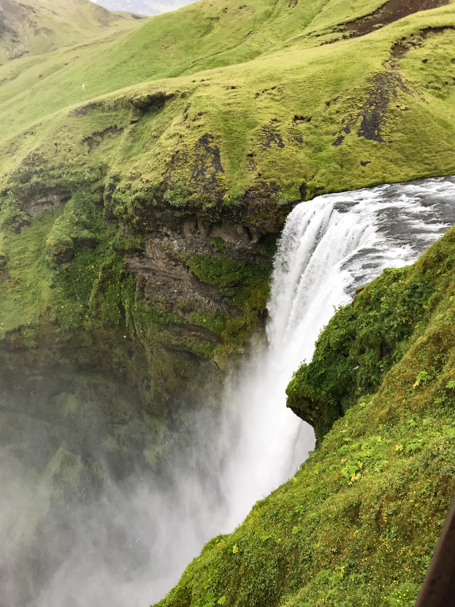 stunning-waterfall-flowing-over-verdant-cliffs-in-iceland-breathtaking-nature-photography